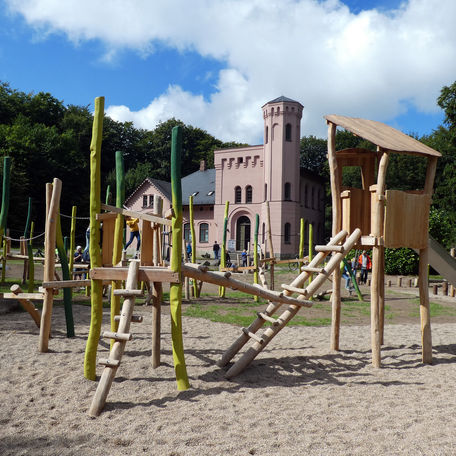 Hochstand im Hintergrund das Jagdschloss © 2021 SBL Schwerin