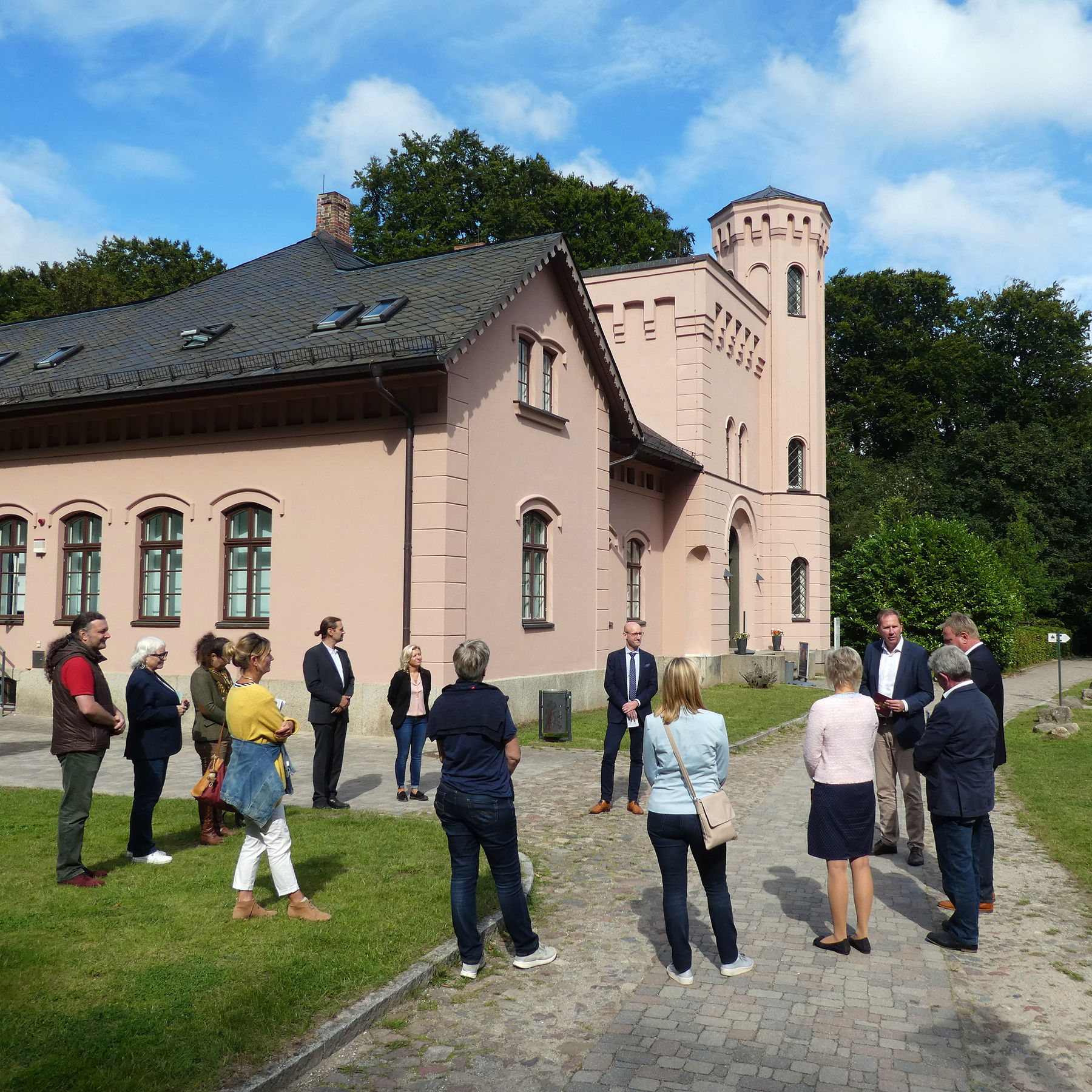 Im Hintergrund das Jagdschloß Granitz. © 2021 SBL Schwerin