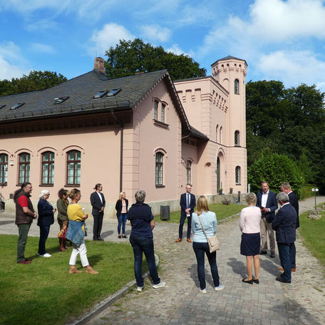 Im Hintergrund das Jagdschloß Granitz. © 2021 SBL Schwerin