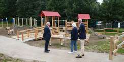 Landwirtschaftsminister Dr. Till Backhaus, Claudia Henning vom SBL und Bauamtsleiter Robert Klaus begutachten die Spielgeräte. © 2021 SBL Schwerin