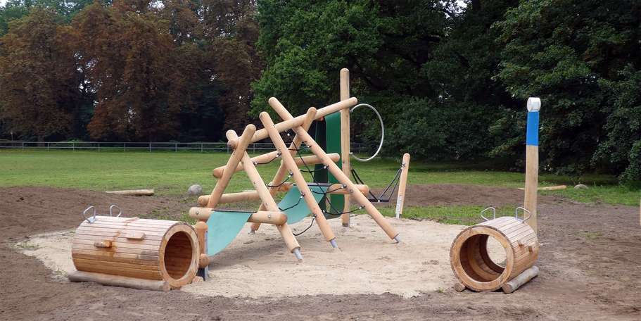 Klettergerät mit Röhren und Hängebrücken © 2021 SBL Schwerin