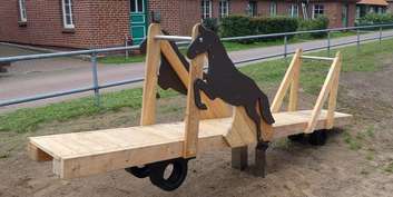 Wippe mit Springpferd © 2021 SBL Schwerin
