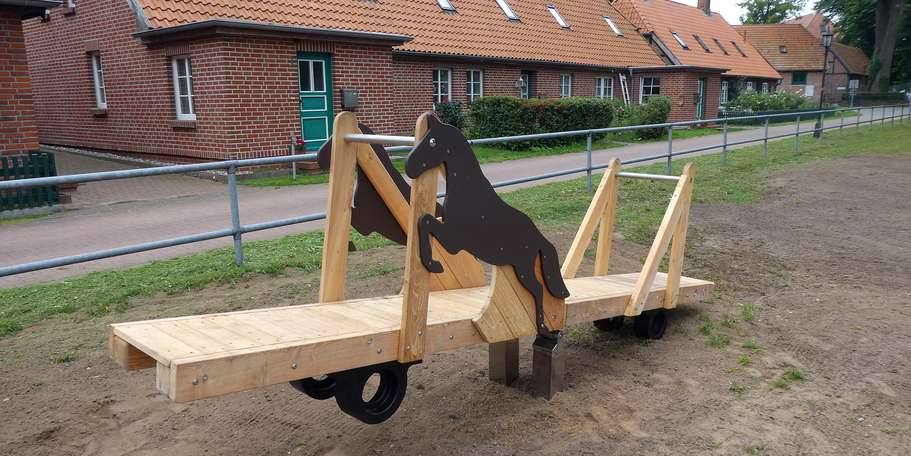 Wippe mit Springpferd © 2021 SBL Schwerin