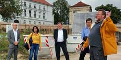 Projektleiter Jürgen Schröder (rechts) erläutert die Baumaßnahme. © 2021 SBL Schwerin
