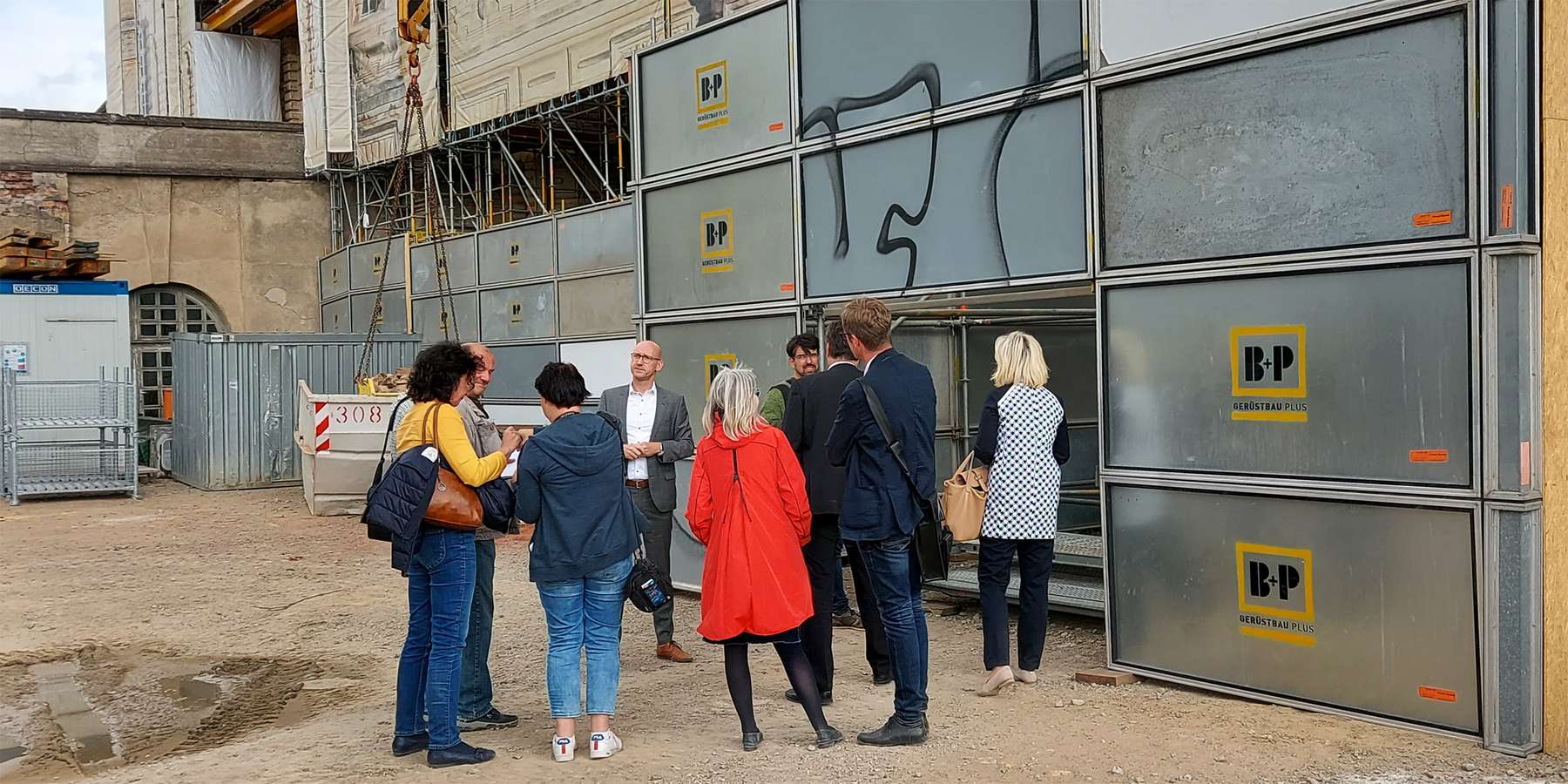 Gesprächsrunde auf der Baustelle © 2021 SBL Schwerin