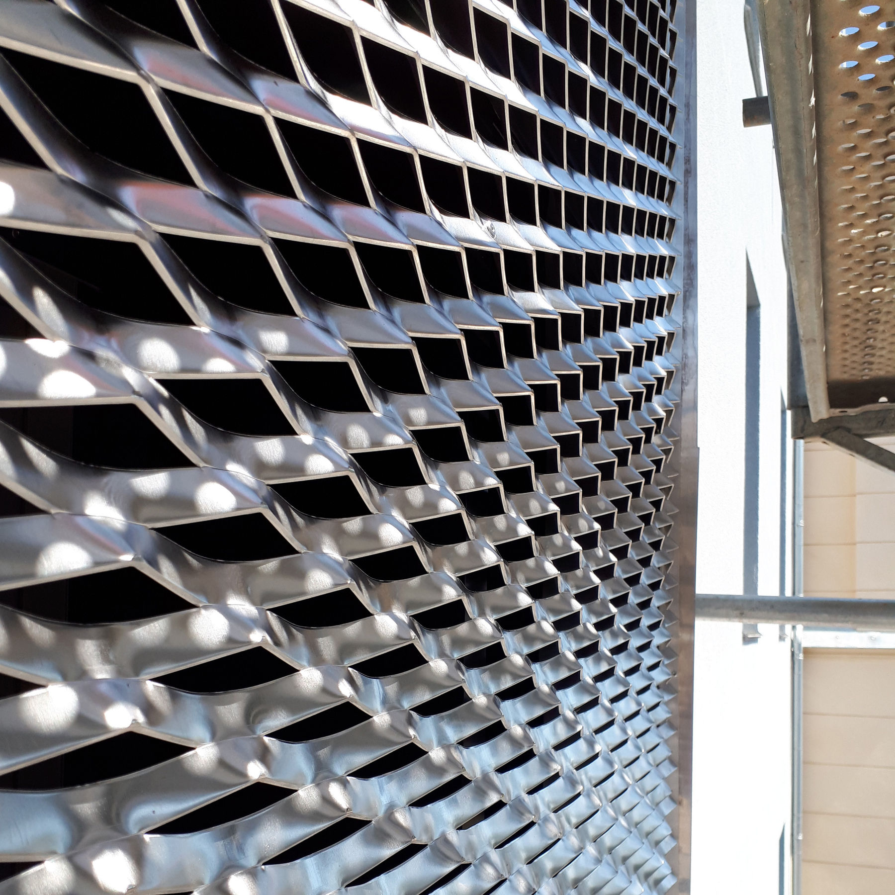 Äußere Verkleidung der Fassade mit Streckmetall. © 2021 SBL Schwerin