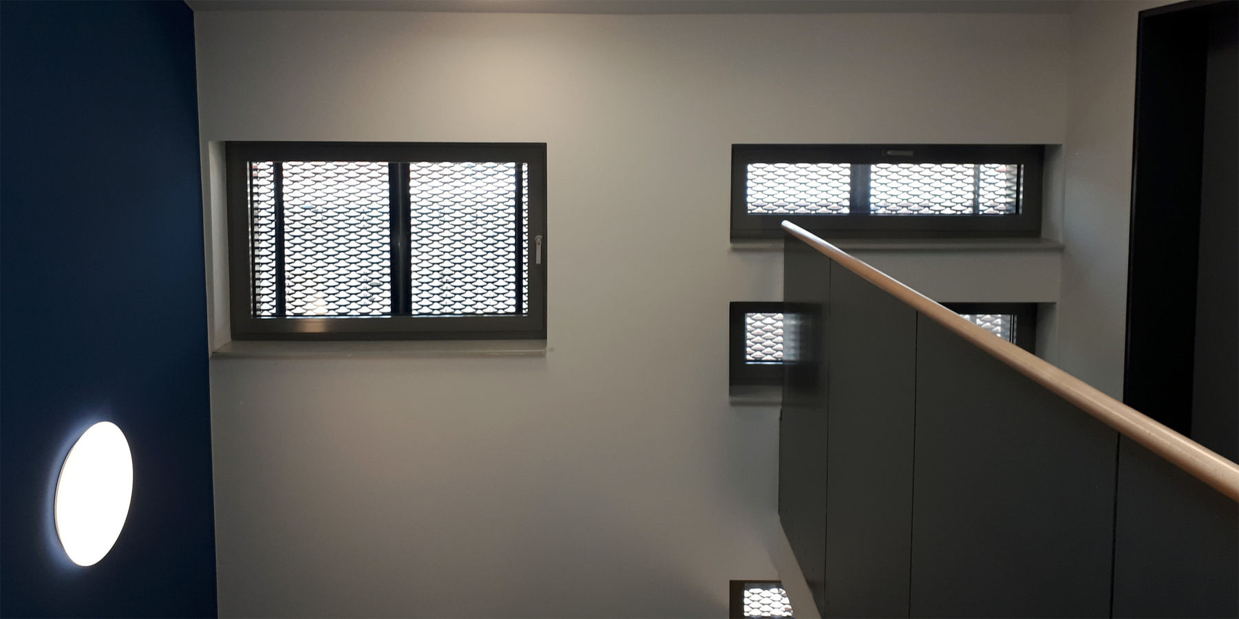 Innenansicht der Streckmetallverkleidung vor den Fenstern gesehen aus dem Treppenhaus. © 2021 SBL Schwerin