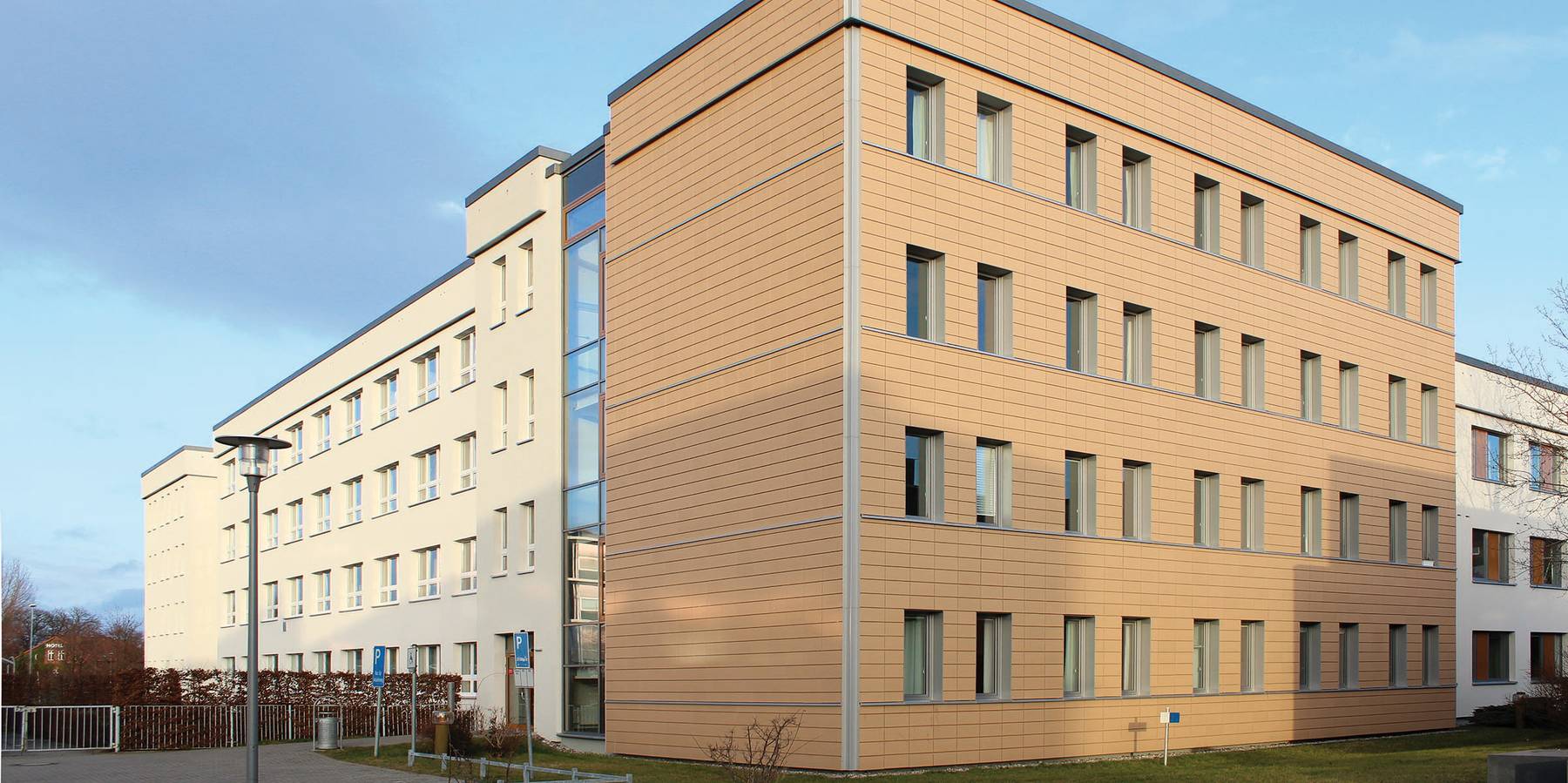 Haus 1 auf dem Campus der Hochschule © 2009 Betrieb für Bau und Liegenschaften Mecklenburg-Vorpommern