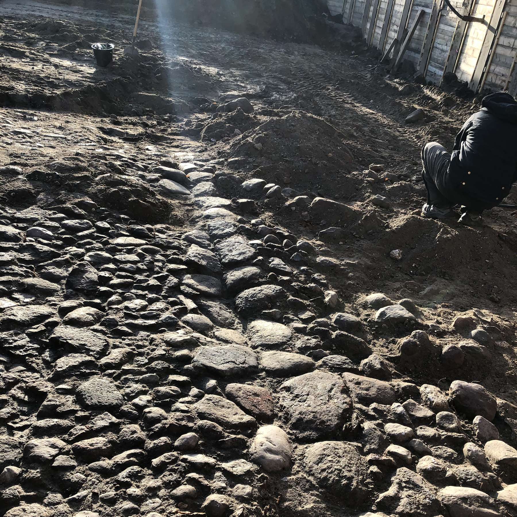 Bei den Bauarbeiten wurde Pflaster aus dem Mittelalter gefunden. © 2021 SBL Schwerin