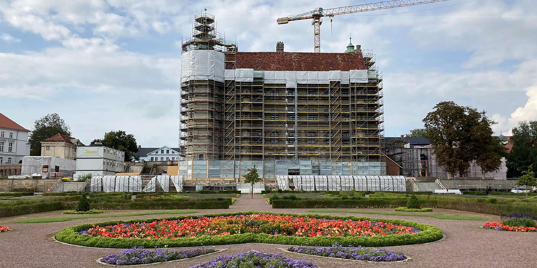 Das Schloss eingerüstet. © 2021 SBL Schwerin