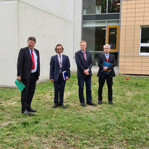 v. l. n. r. Finanzminister Reinhard Meyer, Rektor der Hochschule Neubrandenburg Prof. Dr. Gerd Teschke, Prorektor für Forschung, Wissenstransfer und internationale Beziehungen Prof. Dr. Leif-Alexander Garbe und der Leiter des SBL Neubrandenburg, Winfried © 2021, Staatliches Bau- und Liegenschaftsamt Neubrandenburg