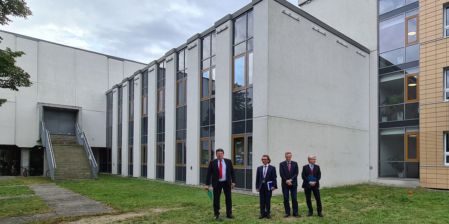 v. l. n. r. Finanzminister Reinhard Meyer, Rektor der Hochschule Neubrandenburg Prof. Dr. Gerd Teschke, Prorektor für Forschung, Wissenstransfer und internationale Beziehungen Prof. Dr. Leif-Alexander Garbe und der Leiter des SBL Neubrandenburg, Winfried © 2021, Staatliches Bau- und Liegenschaftsamt Neubrandenburg