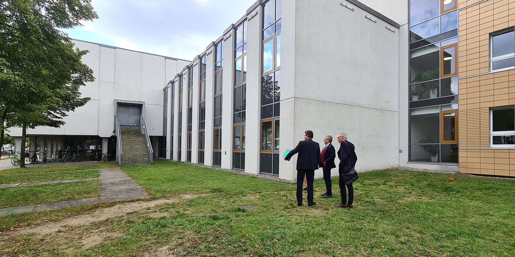 v. l. n. r. Finanzminister M-V Reinhard Meyer im Gespräch mit dem Leiter des SBL Neubrandenburg, Winfried Tasler und dem Leiter Abteilung 4 Staatshochbau beim Finanzministerium, Stefan Wenzl vor der Hochschule Neubrandenburg im Bereich des geplanten Erwei © 2021, Staatliches Bau- und Liegenschaftsamt Neubrandenburg