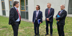 v. l. n. r. Finanzminister Reinhard Meyer, Rektor der Hochschule Neubrandenburg Prof. Dr. Gerd Teschke, Prorektor für Forschung, Wissenstransfer und internationale Beziehungen Prof. Dr. Leif-Alexander Garbe und der Leiter des SBL Neubrandenburg, Winfried © 2021, Staatliches Bau- und Liegenschaftsamt Neubrandenburg