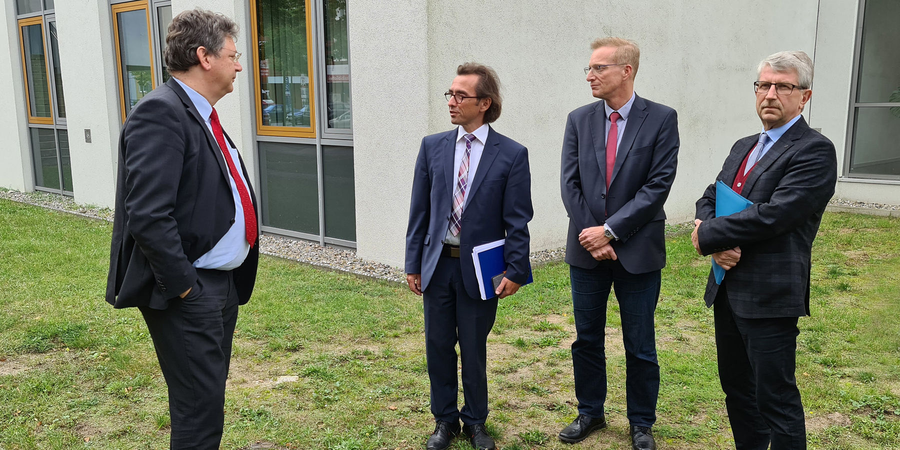 v. l. n. r. Finanzminister Reinhard Meyer, Rektor der Hochschule Neubrandenburg Prof. Dr. Gerd Teschke, Prorektor für Forschung, Wissenstransfer und internationale Beziehungen Prof. Dr. Leif-Alexander Garbe und der Leiter des SBL Neubrandenburg, Winfried © 2021, Staatliches Bau- und Liegenschaftsamt Neubrandenburg