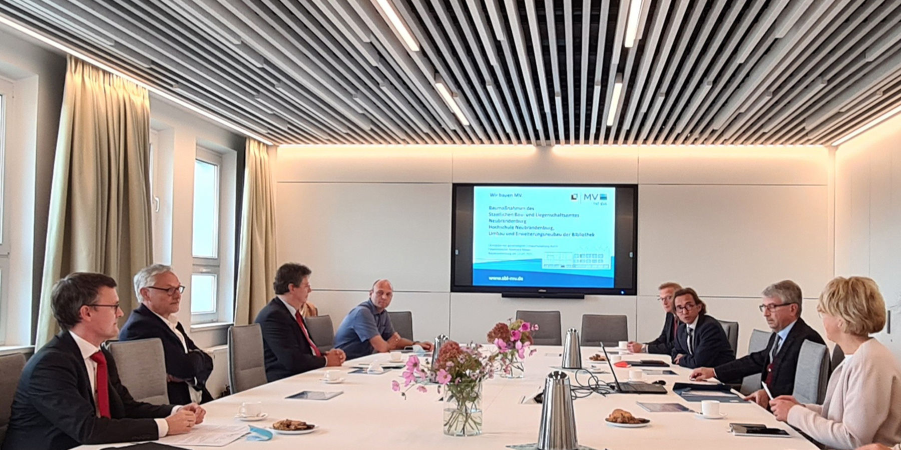 Der Leiter des SBL Neubrandenburg, Winfried Tasler 2. v. r. stellt die geplanten Meilensteine des Erweiterungsbaus im kürzlich fertiggestellten Senatssaal im Lehrgebäude 2 der Hochschule vor. © 2021, Staatliches Bau- und Liegenschaftsamt Neubrandenburg