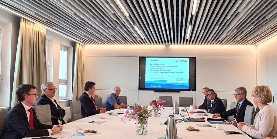 Der Leiter des SBL Neubrandenburg, Winfried Tasler 2. v. r. stellt die geplanten Meilensteine des Erweiterungsbaus im kürzlich fertiggestellten Senatssaal im Lehrgebäude 2 der Hochschule vor. © 2021, Staatliches Bau- und Liegenschaftsamt Neubrandenburg