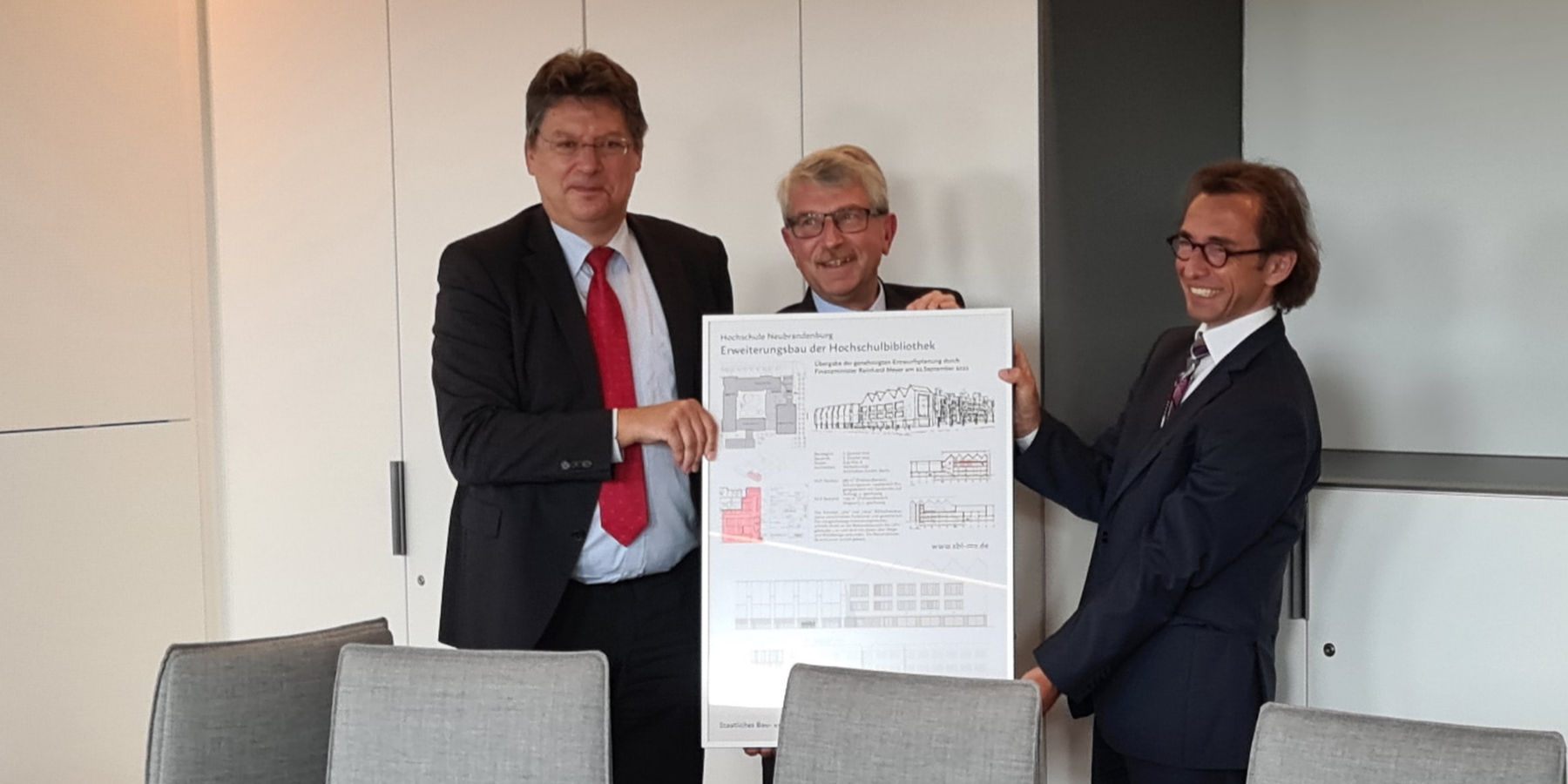 Finanzminister Reinhard Meyer, Winfried Tasler, Leiter des SBL Neubrandenburg und Prof. Dr. Gerd Teschke, Rektor der Hochschule Neubrandenburg bei der symbolischen Übergabe der EW-Bau © 2021, Staatliches Bau- und Liegenschaftsamt Neubrandenburg