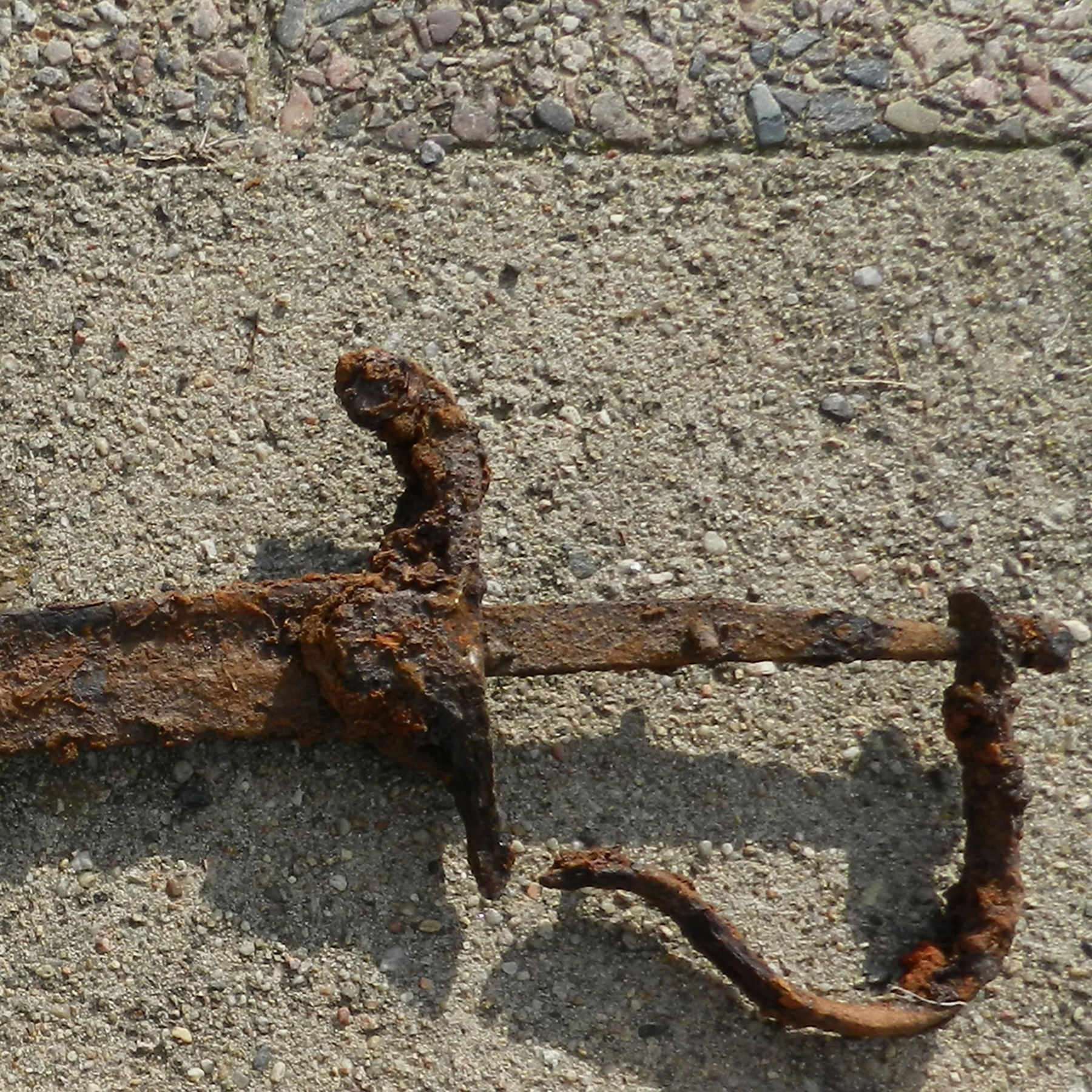 Am Ende der Griffstange befindet sich ein aufgenieteter Knauf, der zugleich das Ende der Parierstange an der Griffstange befestigt. © 2021 Dirk Schumann