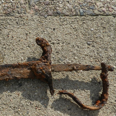 Am Ende der Griffstange befindet sich ein aufgenieteter Knauf, der zugleich das Ende der Parierstange an der Griffstange befestigt. © 2021 Dirk Schumann