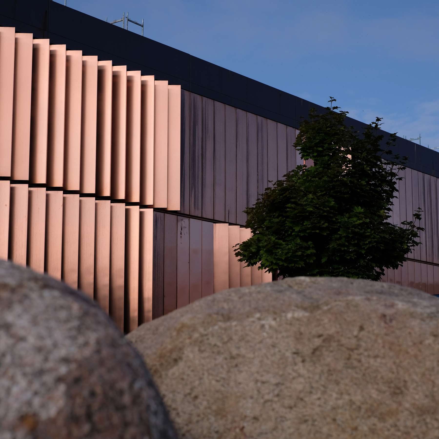 Noch glänzt die Fassade. Später wird sich eine Patina bilden. © 2021 SBL Schwerin