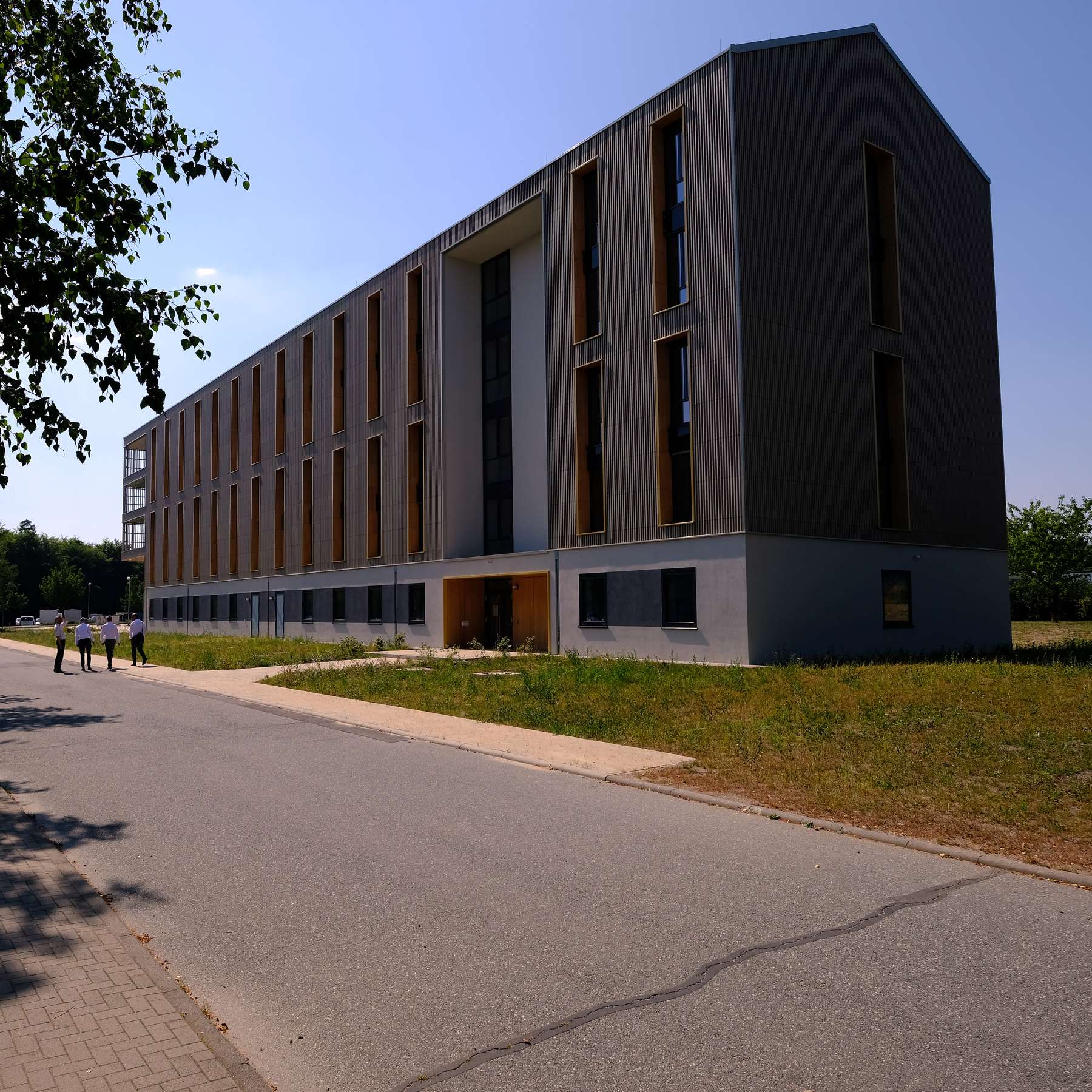Das neue Unterkunftsgebäude bildet den Abschluss eines Komplexes aus gleichmäßig ausgerichteten 5-geschossigen Gebäuderiegeln. © 2021 SBL Schwerin