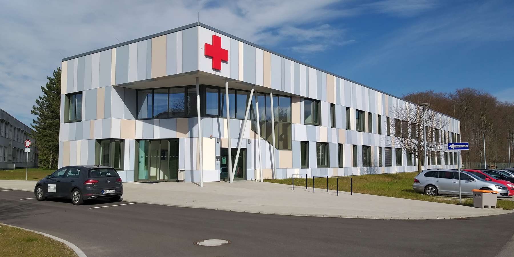 Das Gebäude hat im Grundriss eine lineare Form mit den äußeren Abmessungen von 66 m x 13 m. © 2021 SBL Schwerin
