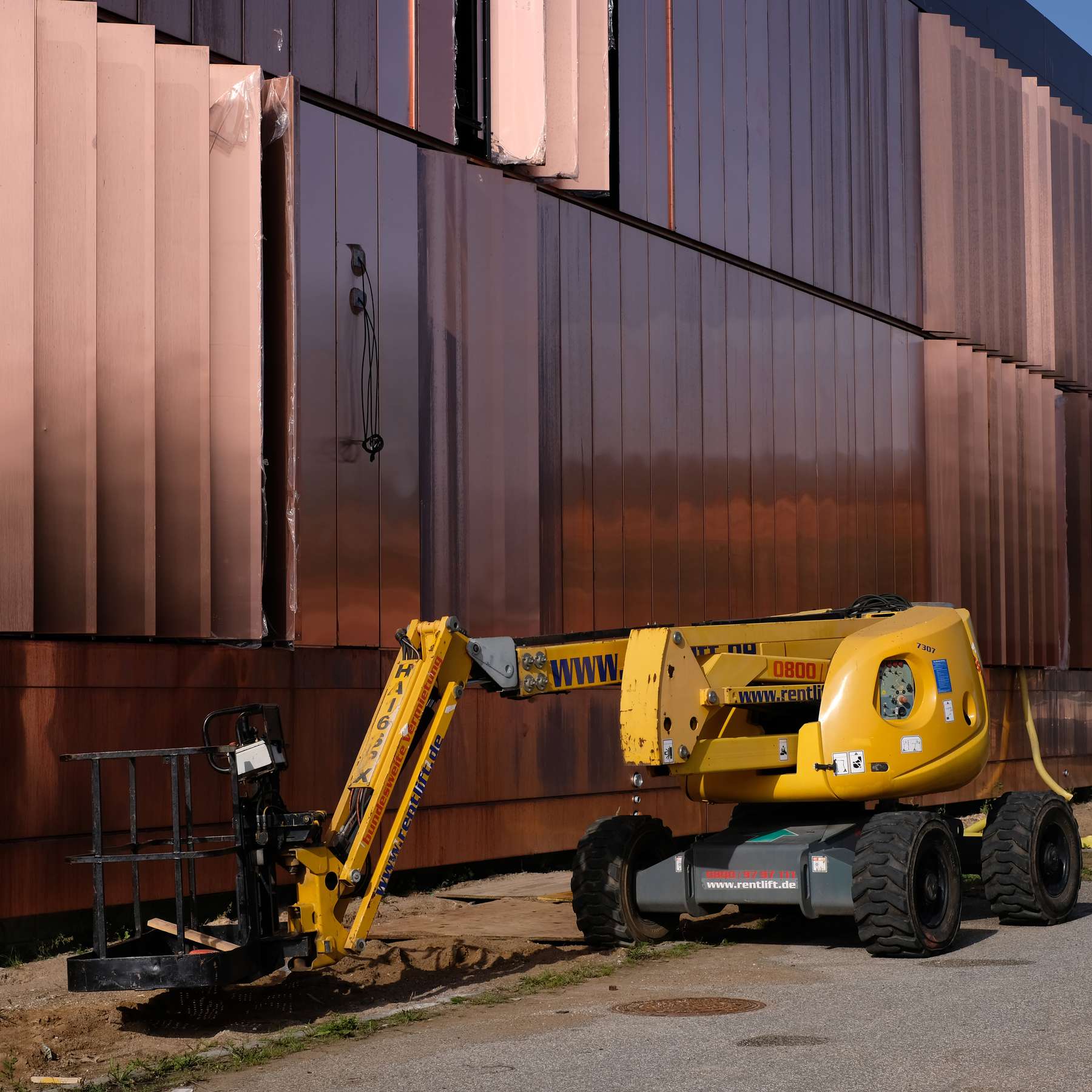 Arbeitsbühnenwagen vor Fassade © 2021 SBL Schwerin
