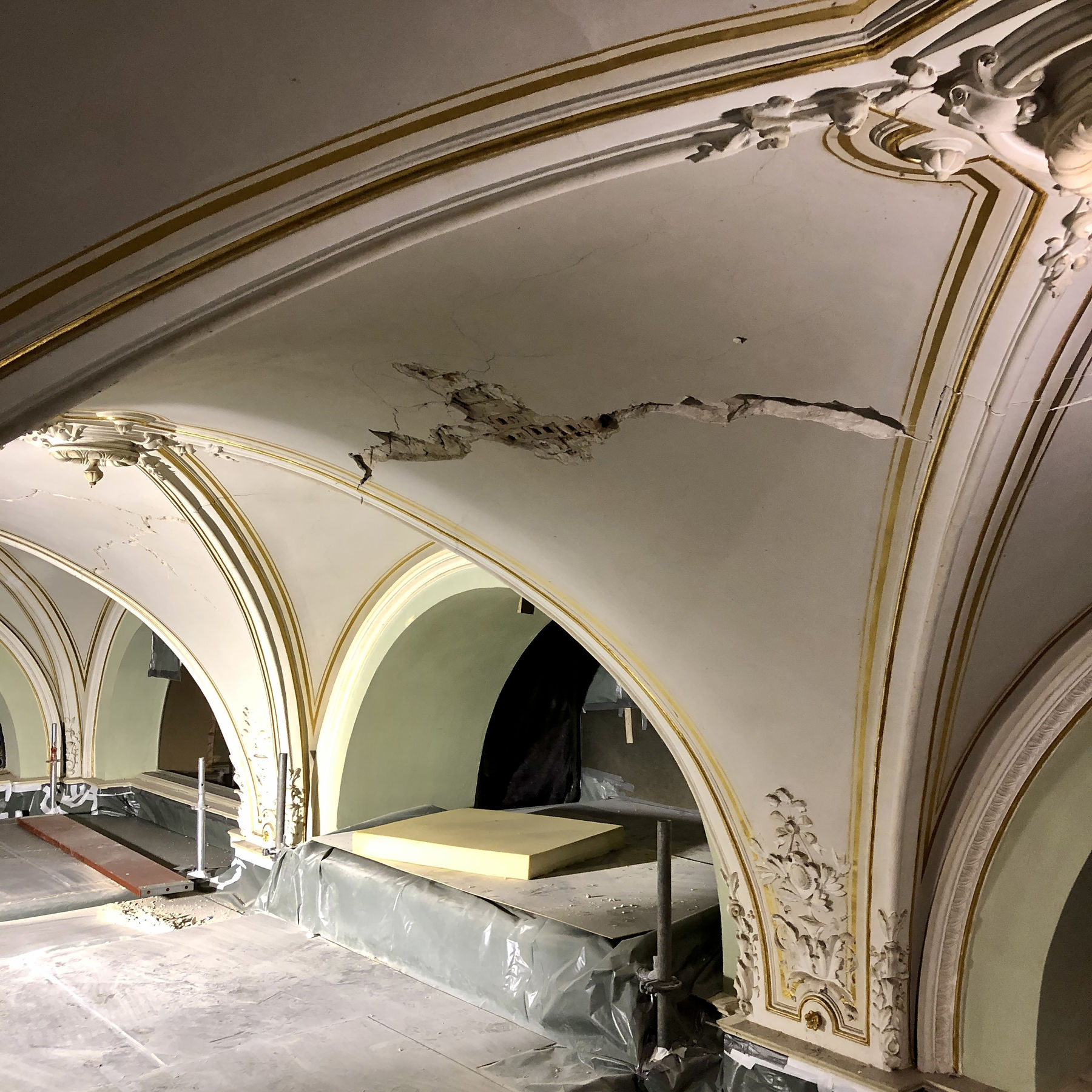 Risse in der Decke © 2021 SBL Schwerin