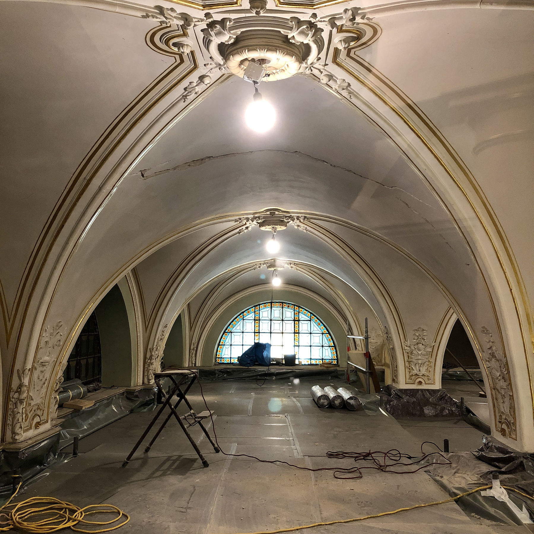 Blick unter das Deckengewölbe mit Baugerüst © 2021 SBL Schwerin