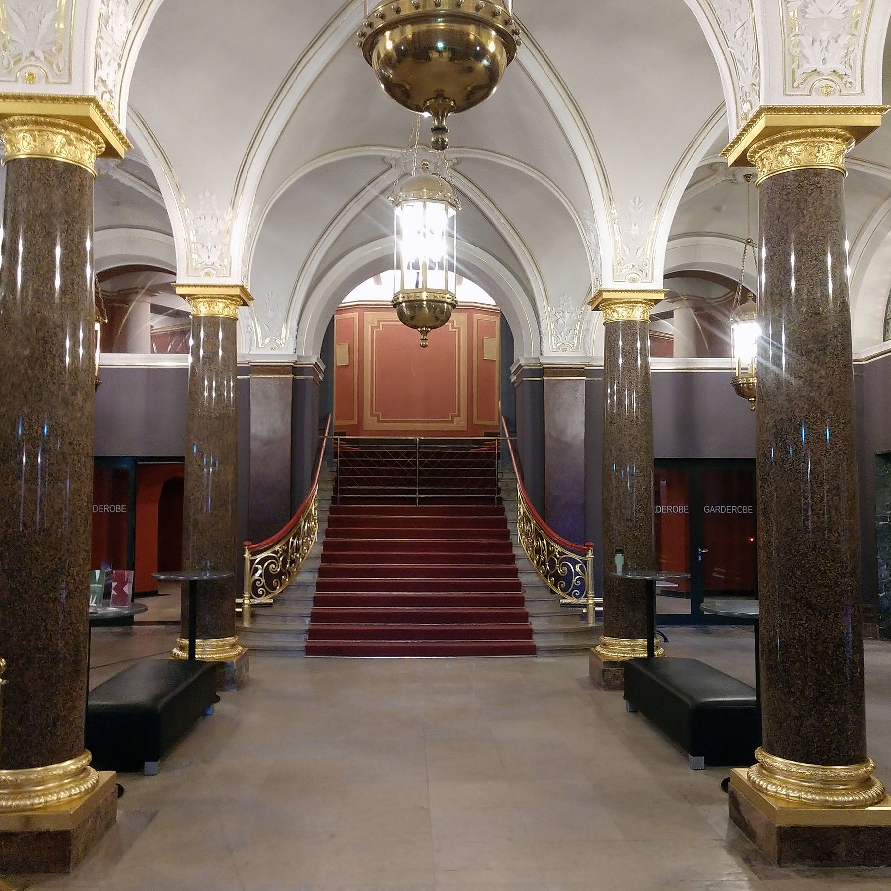Blick auf die Treppe im Foyer © 2021 SBL Schwerin