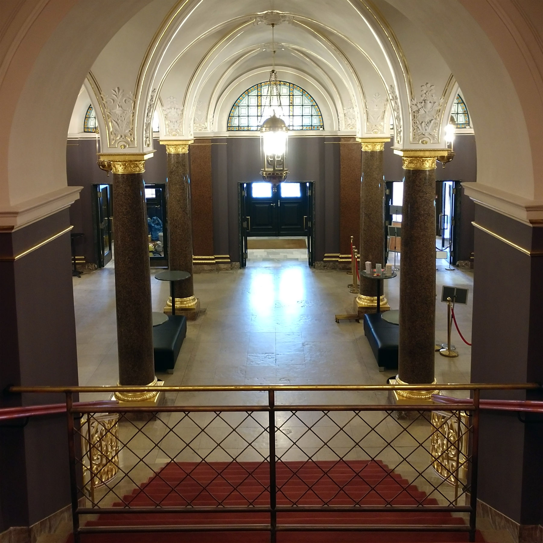 Neu saniertes Foyer mit Blick auf den Eingang © 2021 SBL Schwerin