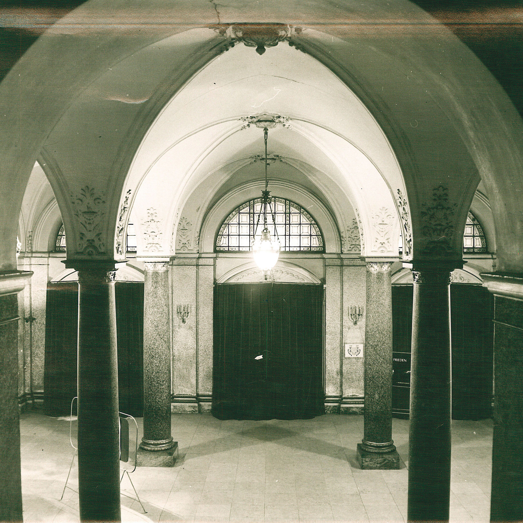 Alte Aufnahme vom Theaterfoyer © 2021 SBL Schwerin