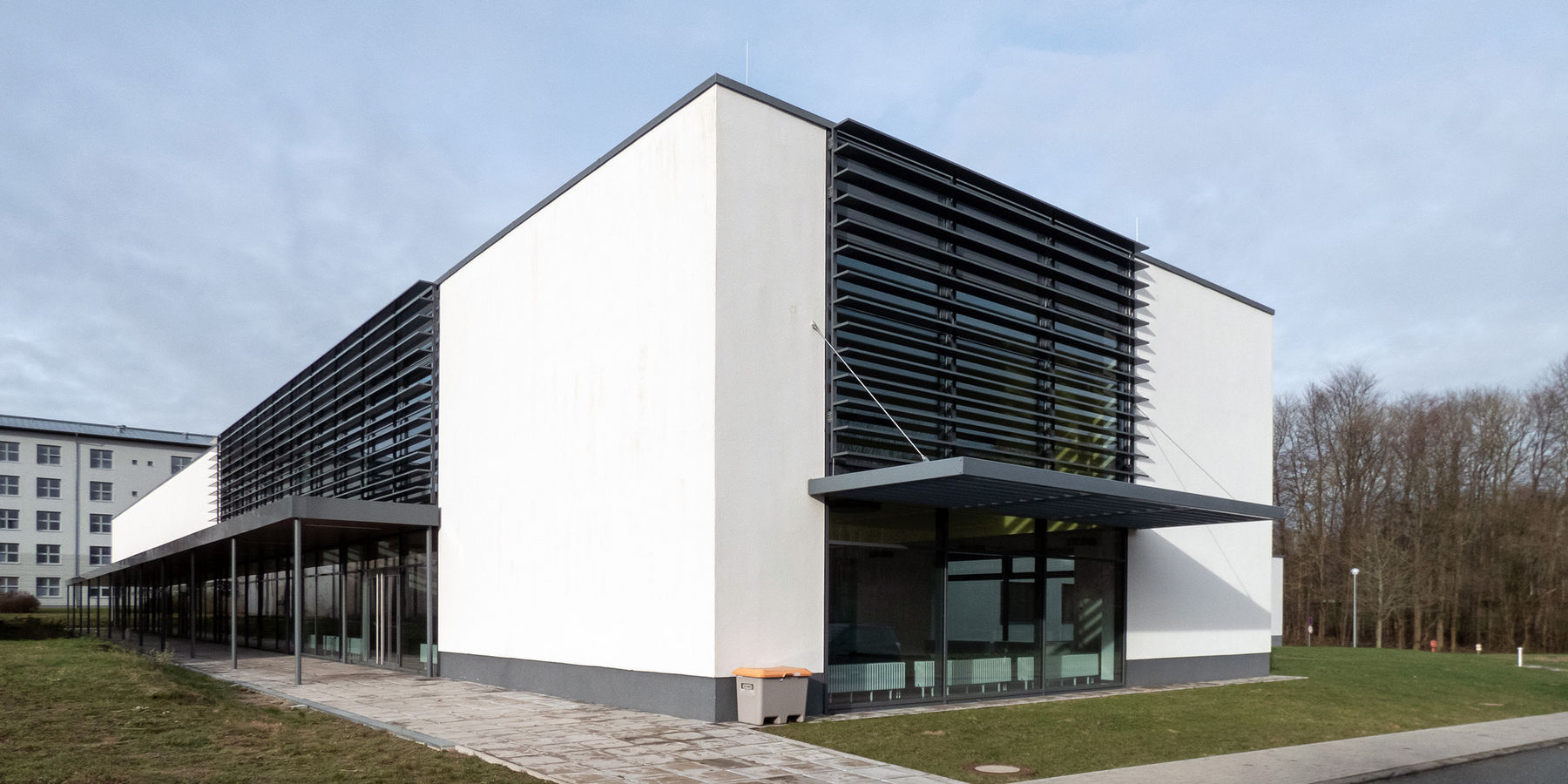 Ansichten mit großzügigen Glasfassaden © 2021 Architektin Anna Busiakiwiecz