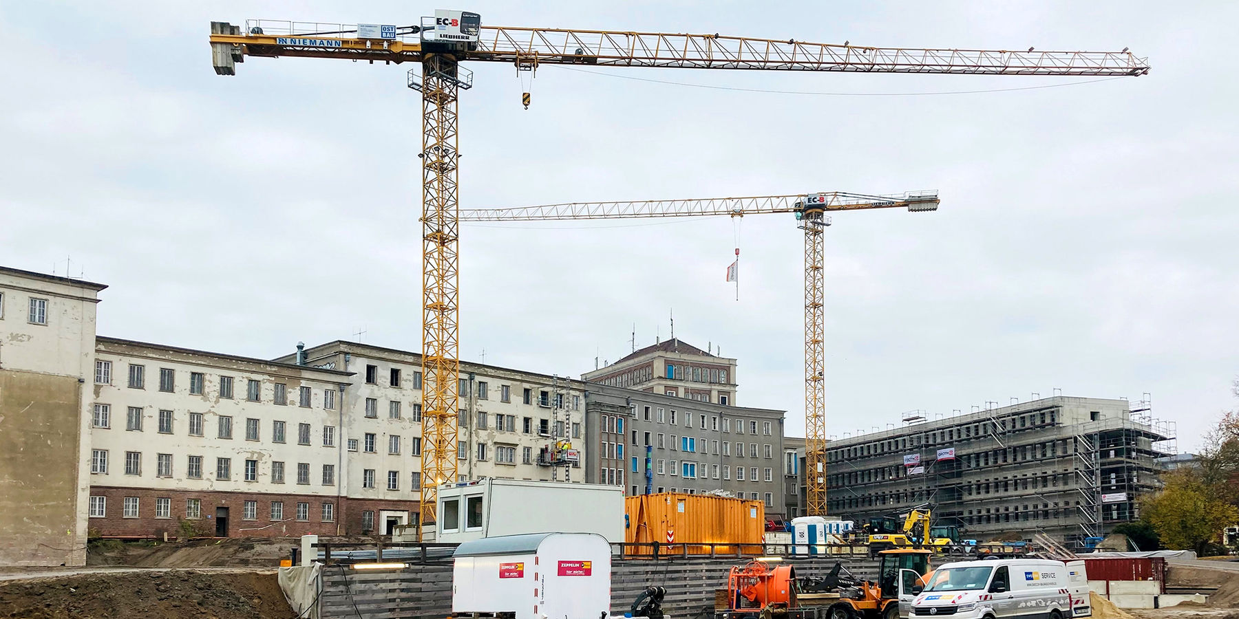 Blick auf die Baustelle: der Kran für die Errichtung des Haus 5 steht noch, ein neuer Kran (links) mit einem größeren Ausleger wird für den Neubau Haus 4 benötigt. © 2021 SBL Neubrandenburg