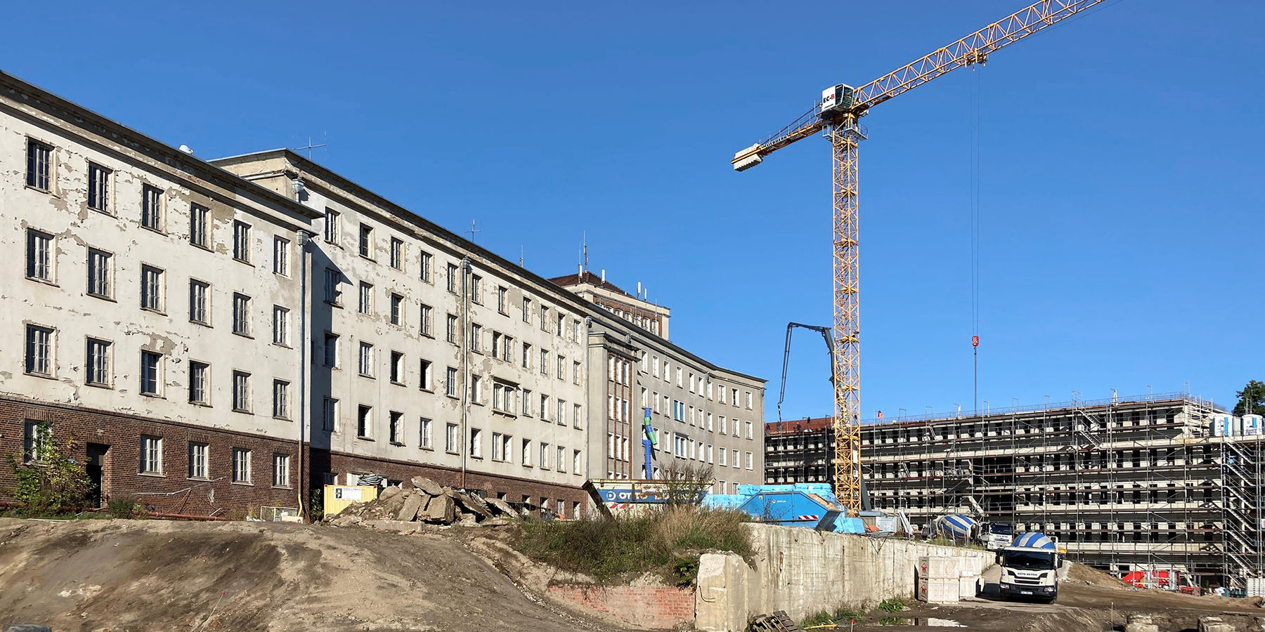 v. l. n. r. der Bestandsgebäudekomplex aus Haus 3, Haus 2, Haus 1 und der Rohbau Haus 5 © 2021 SBL Neubrandenburg