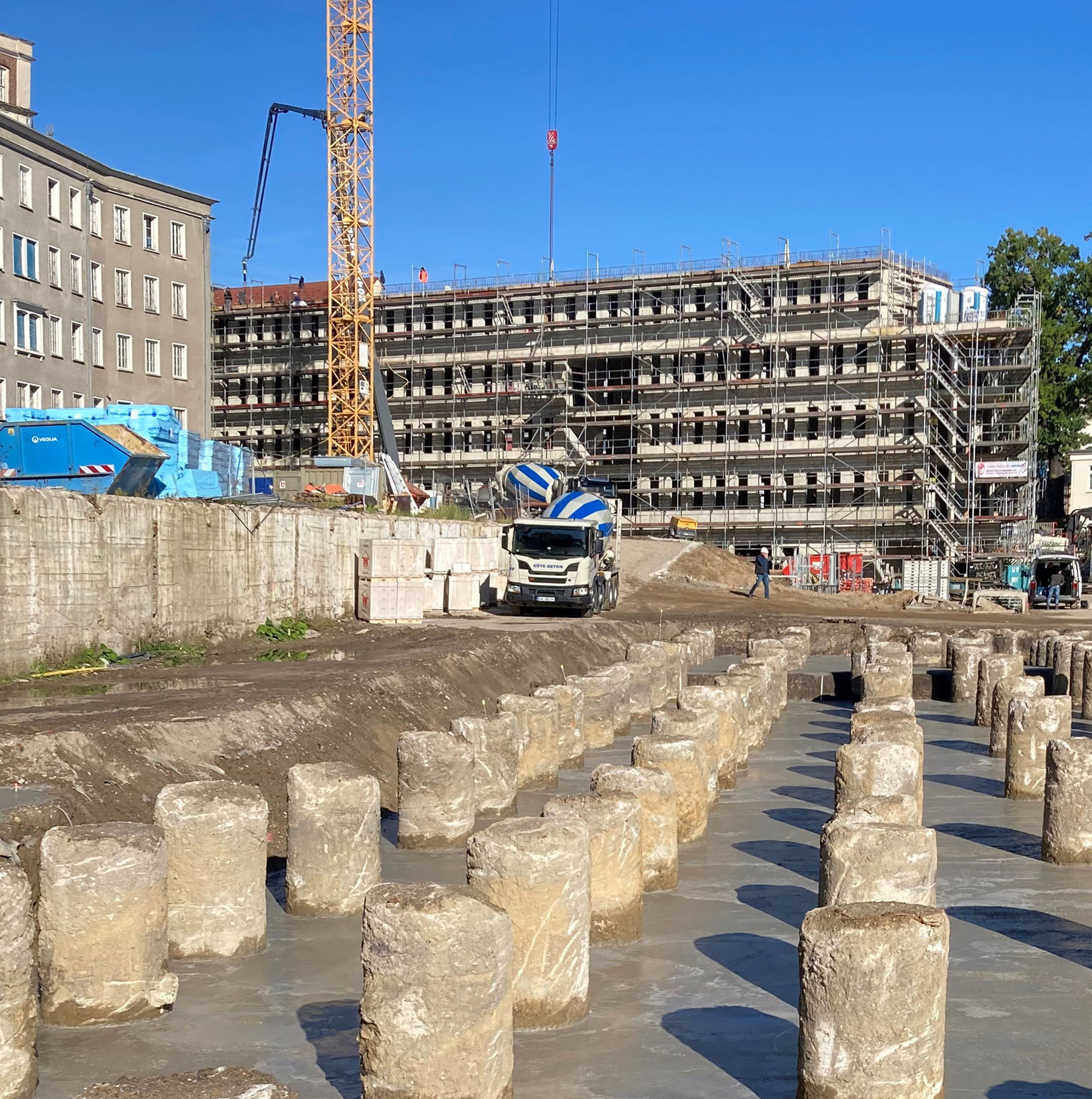 Blick auf den Rohbau Haus 5, im Vordergrund die Bohrpfahlgründung bestehend aus 130 Pfählen mit je 16 m Länge für den zu errichtenden Neubau Haus 4 © 2021 SBL Neubrandenburg