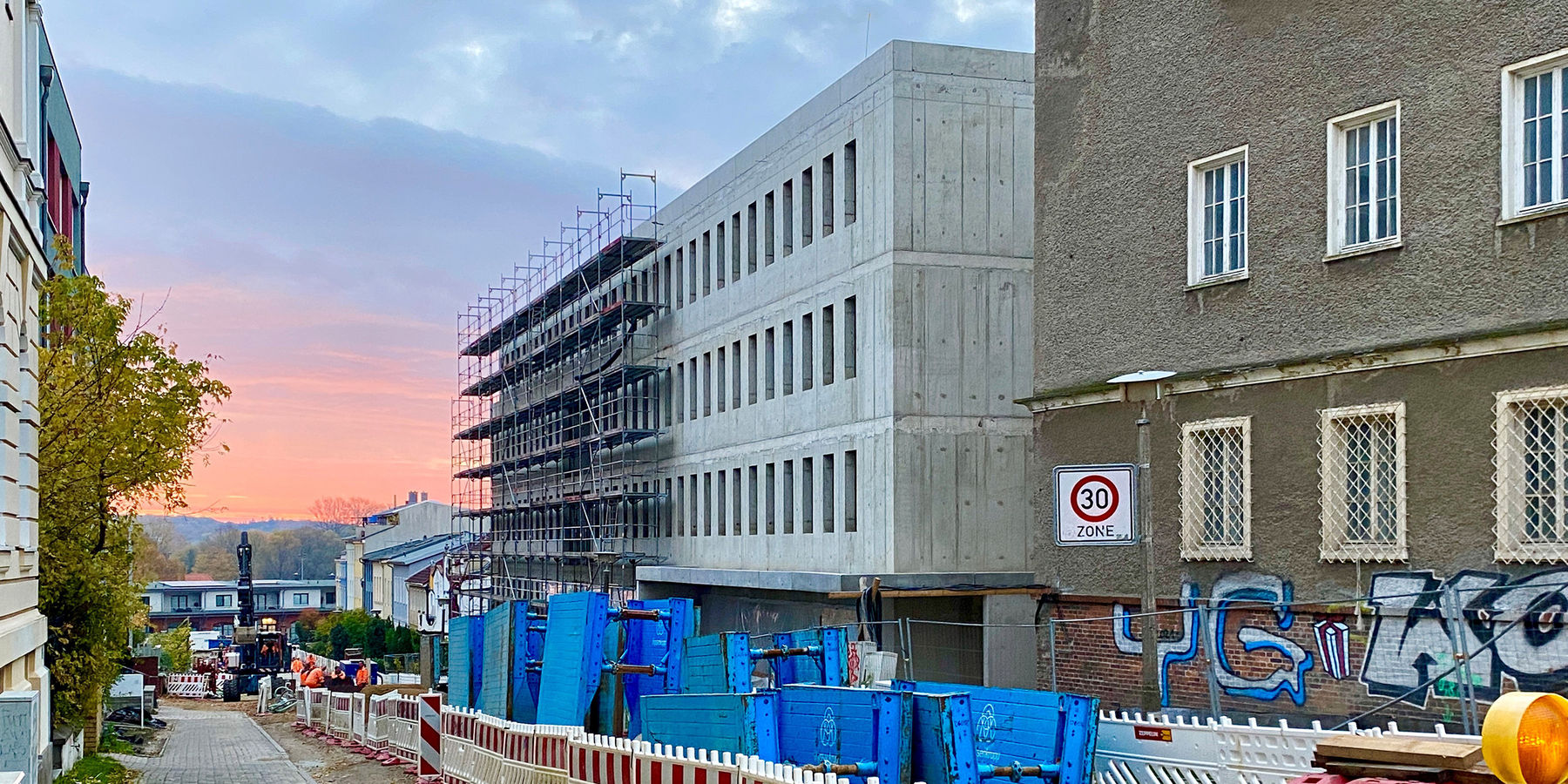 Blick in die Straße Am Güterbahnhof auf den fertiggestellten Rohbau des Haus 5 © 2021 Christian Hoffmann, FM M-V