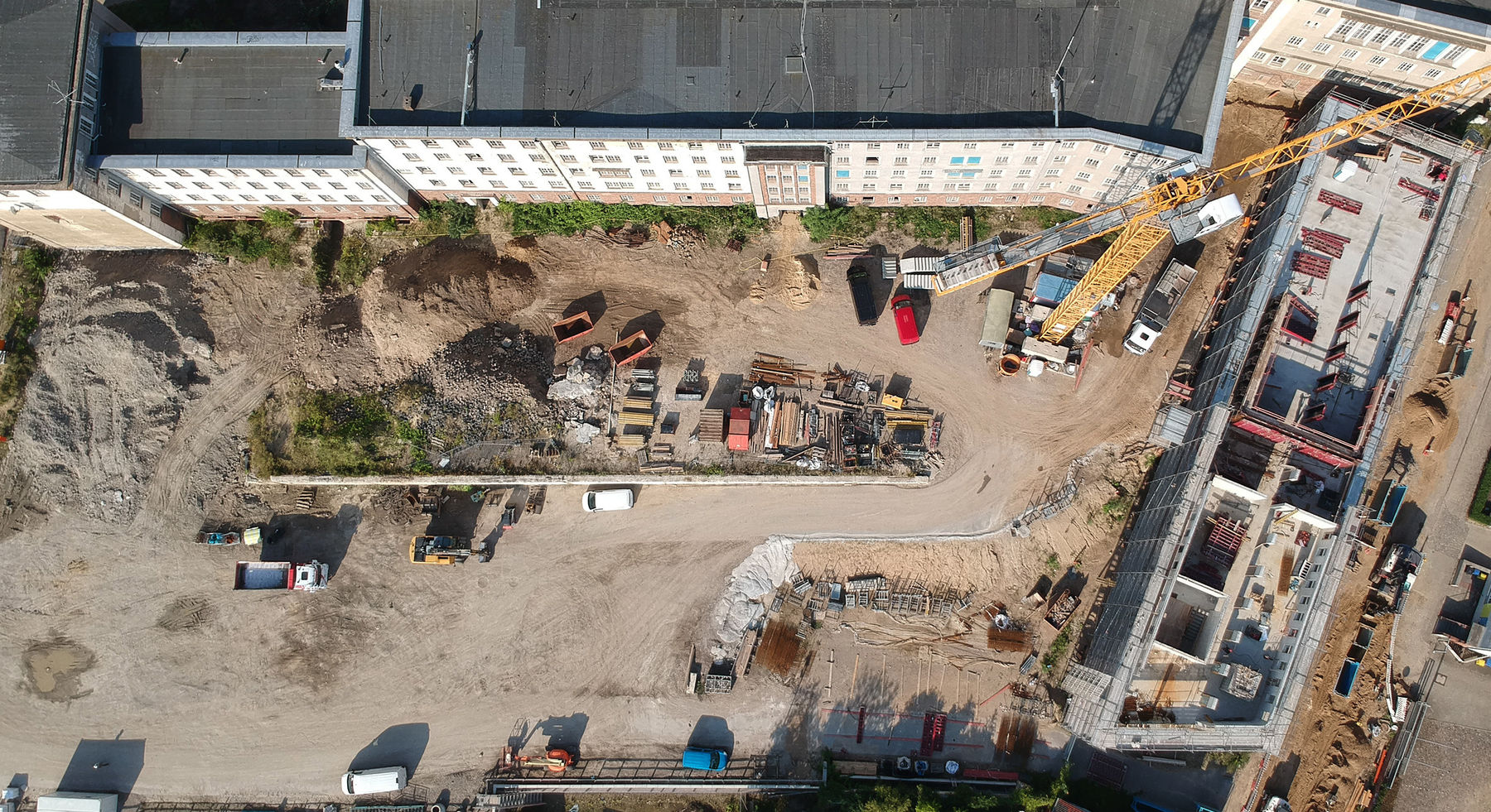 die Baustelle aus der Vogelperspektive während der Rohbauarbeiten Haus 5 © 2021 SBL Neubrandenburg