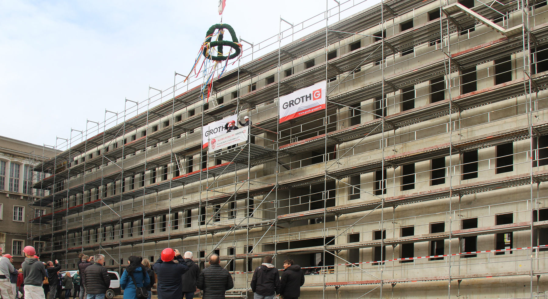 Die Richtkrone weht über Haus 5. © 2021 SBL Neubrandenburg