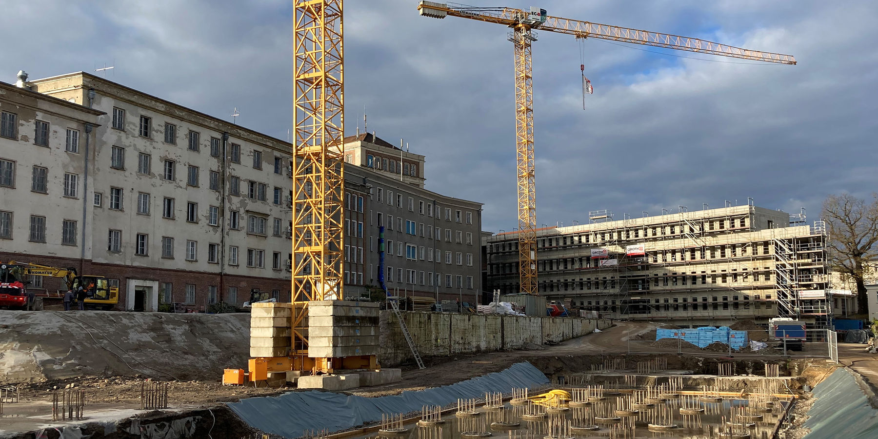 Baustellenblick: links der Gebäudebestand Haus 1-3, rechts der Rohbau Haus 5, im Vordergrund die Bohrpfahlgründung Haus 4 © 2021 SBL Neubrandenburg