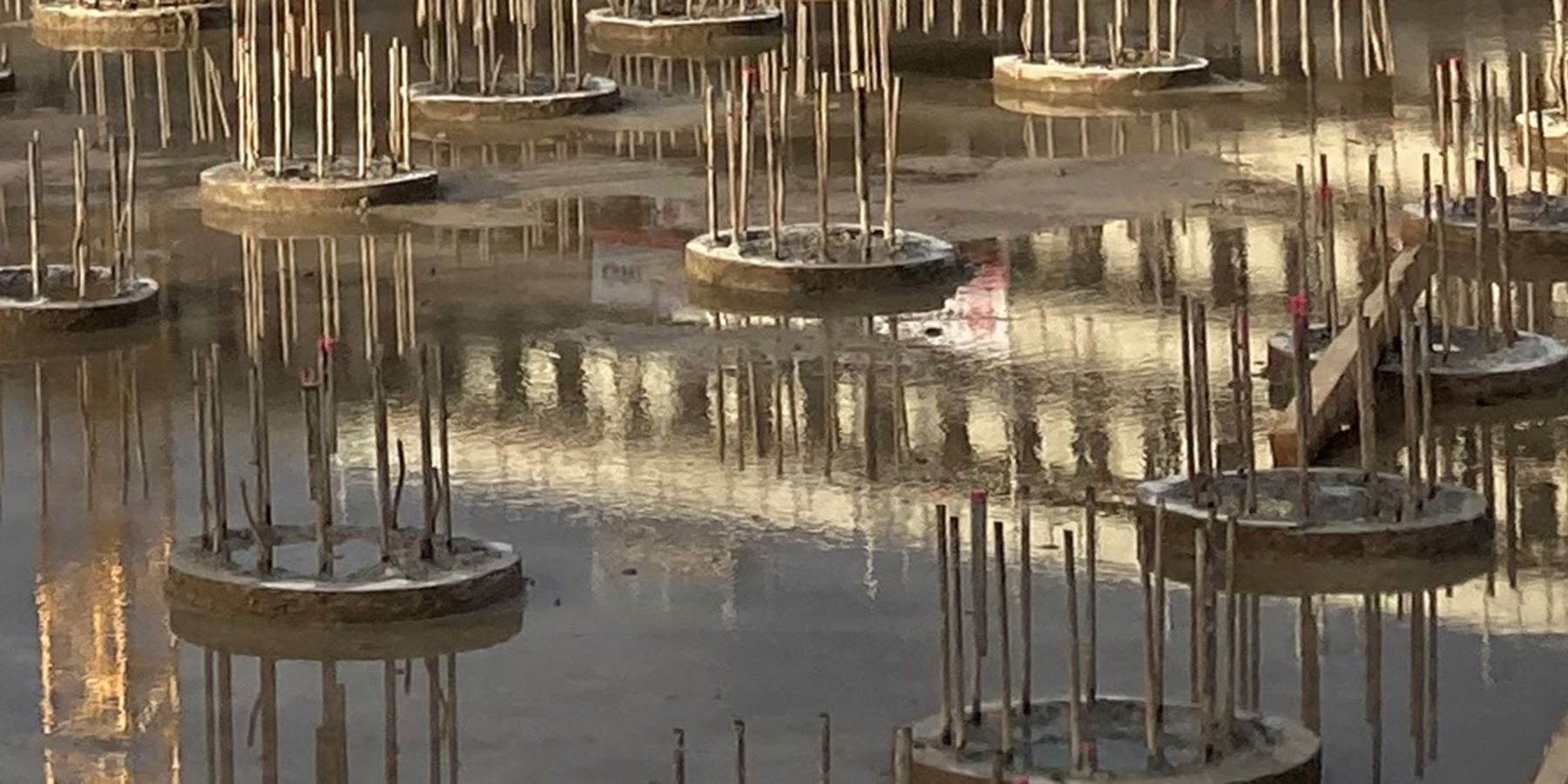 Die Bewehrung der Bohrpfähle sind schon freigelegt, jetzt können die Rohbauarbeiten für Haus 4 beginnen. © 2021 SBL Neubrandenburg