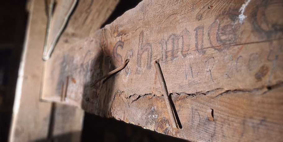Inschriften am Dachtragwerk © 2021 SBL Schwerin