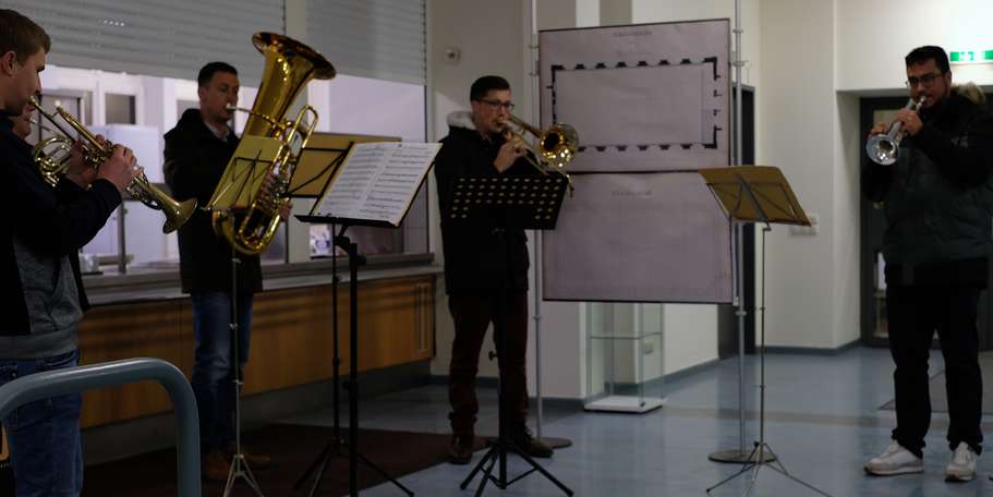 Musikalische Untermalung durch ein Blaser-Quintett. © 2021 SBL Schwerin