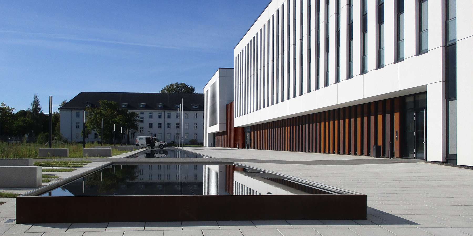 Wasserspange vor dem Neubau des Multifunktionsgebäudes in der Hanse-Kaserne Rostock. © 2021 SBL Rostock