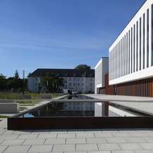 Wasserspange vor dem Neubau des Multifunktionsgebäudes in der Hanse-Kaserne Rostock. © 2021 SBL Rostock