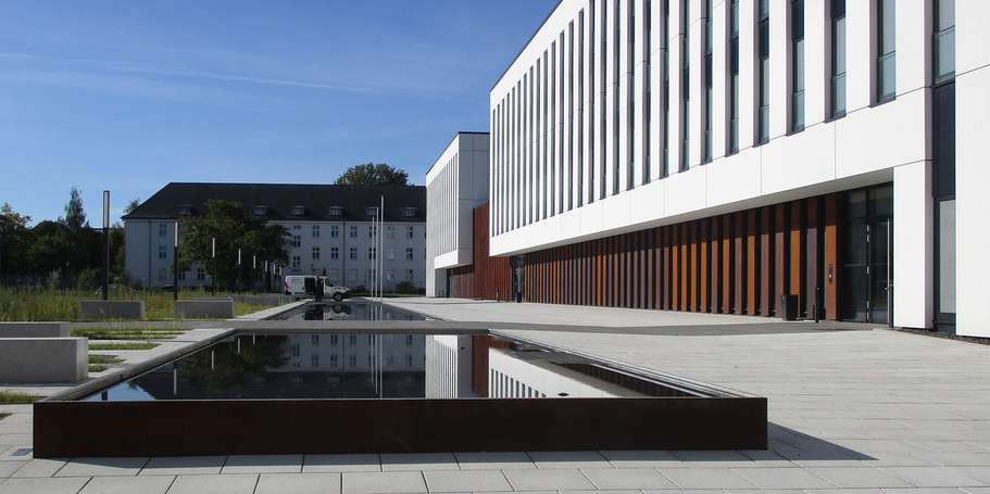 Wasserspange vor dem Neubau des Multifunktionsgebäudes in der Hanse-Kaserne Rostock. © 2021 SBL Rostock