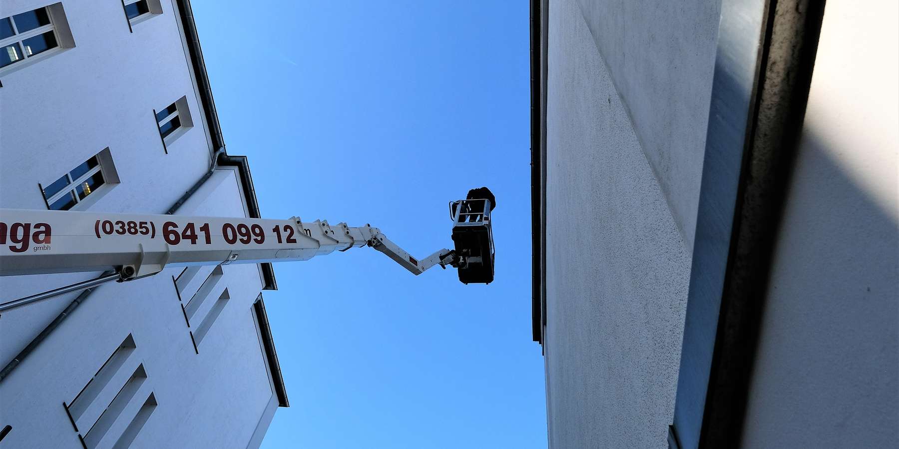 Dachrinnenreinigung am Dienstgebäude das SBL Schwerin. © 2021 SBL Schwerin