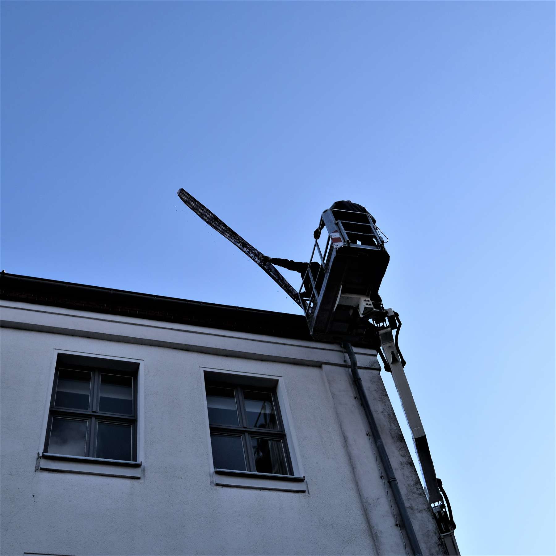 Die Hebebühne schwebt in luftigen Höhen. © 2021 SBL Schwerin