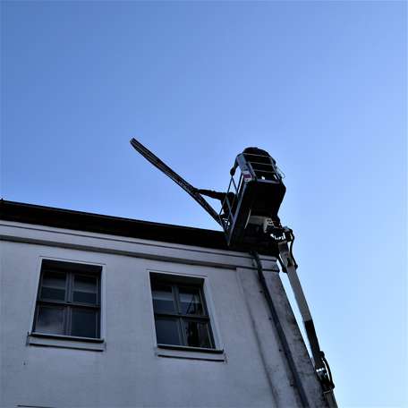 Die Hebebühne schwebt in luftigen Höhen. © 2021 SBL Schwerin